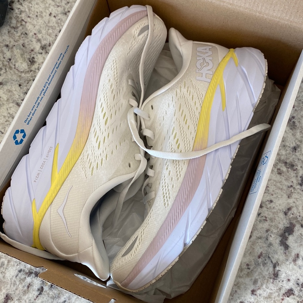 Hoka W Clifton shoes